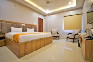 1 dormitorio con 1 cama y 1 pizarra en una habitación en Hotel Jataka Inn , Bodh Gaya, en Bodh Gaya