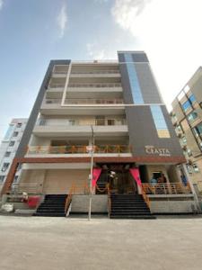 een hoog appartementencomplex met een trap ervoor bij Hotel Jataka Inn , Bodh Gaya in Bodh Gaya