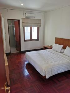 Säng eller sängar i ett rum på Bukit Jaya Residence & Apartment Semarang