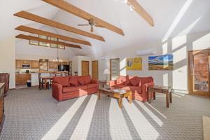 uma sala de estar com dois sofás vermelhos e uma mesa em Boulder Brook on Fall River em Estes Park