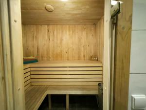 una sauna in legno con panchina in una stanza di PRIVATE SAUNA & 4 bedrooms Old Town Rooftop Apartment a Vilnius