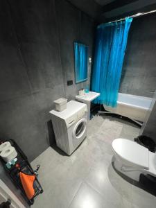 łazienka z toaletą, umywalką i wanną w obiekcie Alma Villa Guest House - Bosteri w mieście Bosteri