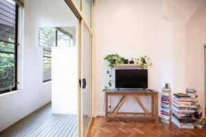 シドニーにあるCentral New York Style Warehouseのテレビとテーブルのあるリビングルーム