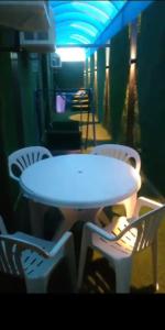 un tavolo bianco con sedie in una stanza di اجنحة وشاليهات شاطي الشرم شقق فندقيه خاصة Sharm Beach Suites Private hotel apartments a Yanbu