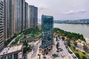 eine Luftaufnahme einer Stadt mit hohen Gebäuden in der Unterkunft Atour Hotel Tonglu Fuchunjiang in Tonglu