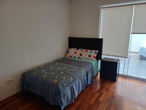 1 dormitorio con 1 cama en una habitación en Habitación acogedora Aramburú, en Lima