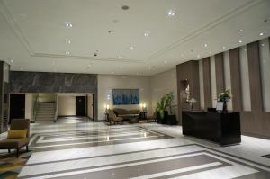 um lobby de um hotel com cadeiras e mesas em Eighty One Building C53J Condotel em Manila
