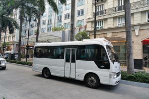 um autocarro branco está estacionado em frente a um edifício em Eighty One Building C53J Condotel em Manila