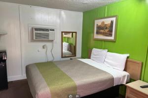 1 dormitorio verde con 1 cama grande en una habitación en Anson Inn By OYO, en Anson
