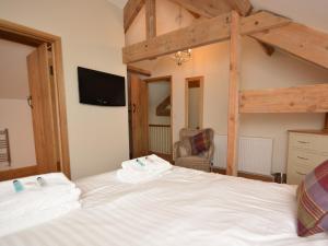 sypialnia z dużym białym łóżkiem w pokoju w obiekcie 3 Bed in Cheddar 58129 w mieście Burrington