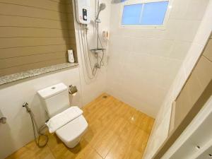 uma pequena casa de banho com WC e chuveiro em Baan Nimit Resort 