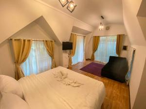 ein Schlafzimmer mit einem weißen Bett und einem Sofa in der Unterkunft Baan Nimit Resort 