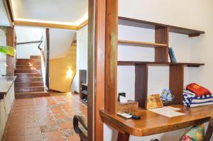 Cette chambre dispose d'un bureau en bois et d'étagères. dans l'établissement Veranda Natural Resort, à Kep
