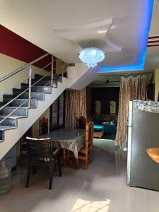 - un salon avec une table et un escalier dans l'établissement Duplex house homestay near Vijayawada, Tadepalli, à Vijayawada
