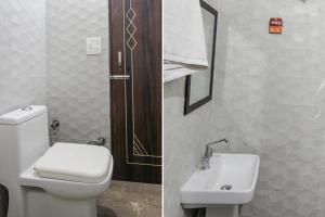 twee foto's van een badkamer met toilet en wastafel bij FabExpress Cash in Mohali