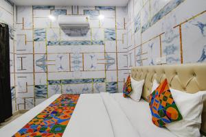 een slaapkamer met een bed en een muur met tegels bij FabExpress Cash in Mohali