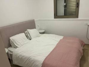Säng eller sängar i ett rum på Beach Apartment - Ramat Aviv