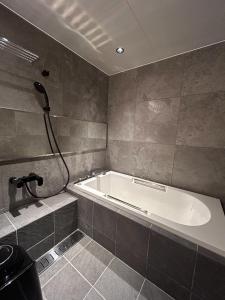 uma casa de banho com banheira e chuveiro em PAYSAGE MORIGUCHI - Vacation STAY 32994v em Mima