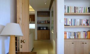 un pasillo con estanterías llenas de libros en Craft House en Xi'an