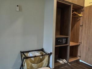 um pequeno quarto com um armário com uma prateleira em ONYX HOTEL & VILLA em Tanjunguban
