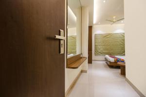 pasillo con puerta a una habitación con cama en FabHotel Royal Palace II en Bhopal