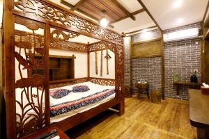 een slaapkamer met een houten bed in een kamer bij Millennium Boutique Hotel in Zhangjiajie