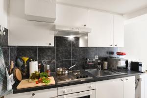 Virtuvė arba virtuvėlė apgyvendinimo įstaigoje Apartment View And Pool - Happy Rentals
