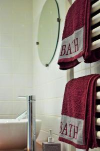 un bagno con un lavandino e asciugamani con la scritta "ball ally" di Maison chaleureuse près de lagrasse corbières a Saint-Pierre-des-Champs Altre 10 foto