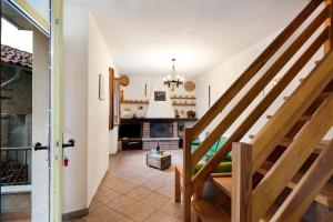 einen Flur mit einer Treppe, die zu einem Wohnzimmer führt in der Unterkunft Casa Lara - Happy Rentals in Lugano