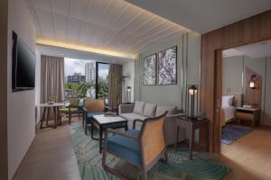 Suite mit Wohnzimmer in der Unterkunft Nysa Hotel Bangkok Sukhumvit 11 in Bangkok