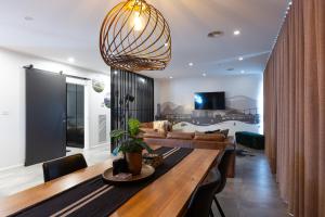 Χώρος καθιστικού στο Linear Guest Apartment - Luxury in the city