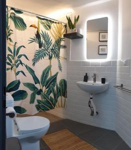een badkamer met een wit toilet en een wastafel bij Skyview Studio in Kerkíni