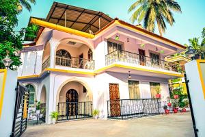 een groot wit huis met een balkon bij CASA FERIAS in Varca