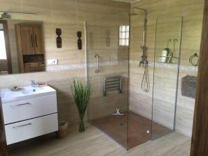 ein Badezimmer mit Glasdusche und Waschbecken in der Unterkunft Villa Serenity in Altea + 27 Fotos