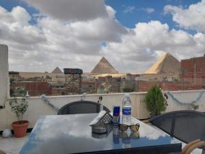 einen Tisch mit Brille und Blick auf die Pyramiden in der Unterkunft Eagles Pyramids View in Kairo