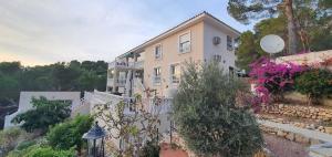 ein großes weißes Haus mit Zaun und Blumen in der Unterkunft Villa Serenity in Altea