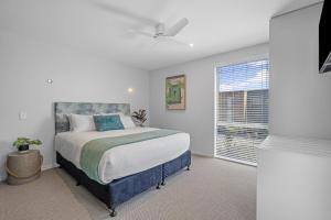 Un dormitorio con una cama grande y una ventana en Tasman Holiday Parks - Papamoa Beach, en Papamoa