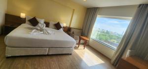 Temple Tree Hotel Shirdi客房内的一张或多张床位