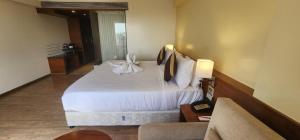 Temple Tree Hotel Shirdi客房内的一张或多张床位