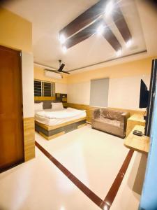 Cette chambre comprend 2 lits et une télévision. dans l'établissement Hotel Ms Venture, à Bhubaneswar