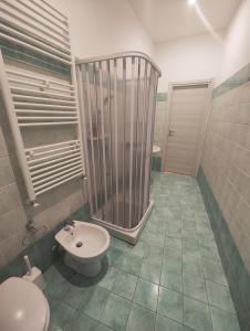 W łazience znajduje się toaleta, prysznic i umywalka. w obiekcie Appartamento c&y Monte san Gabriele w mieście Novara