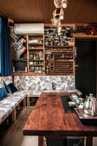 Arthur's Roof-Top في تشنغدو: غرفة مع طاولة خشبية وأريكة