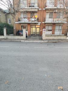 pusta ulica przed budynkiem w obiekcie Appartamento c&y Monte san Gabriele w mieście Novara