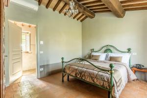 a bedroom with a green bed in a room at Agriturismo Merigge Montepulciano in Montepulciano