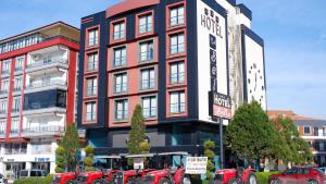 een groot rood gebouw met een bord ervoor bij Hotel La Bella Soma in Soma