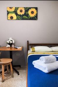 a bedroom with a bed and a table with a table sidx sidx sidx at Hostel Casa Betancourt in Salinas