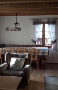 ein Wohnzimmer mit einem Sofa und einem Tisch in der Unterkunft Domcek v strani in Mýto pod Ďumbierom