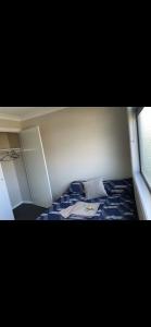 Dormitorio pequeño con cama con almohada en Cosy Room with lock and work area, en Truganina