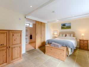 1 Bed in Hathersage 78016 في Bradwell: غرفة نوم بسرير كبير وحمام