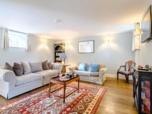 uma sala de estar com dois sofás e uma mesa em 2 Bed in Tisbury 78165 em Tisbury